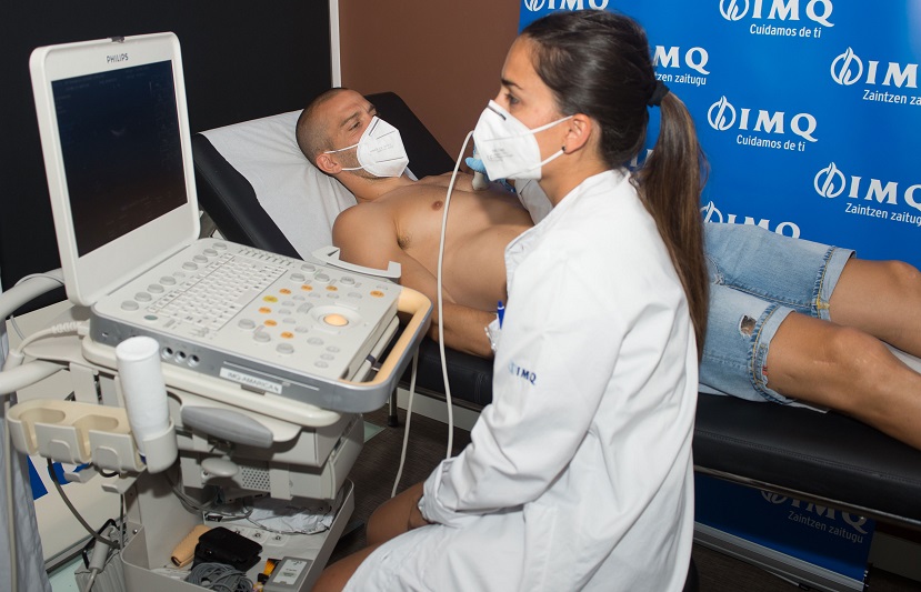 Los jugadores del Deportivo Alavés pasan su reconocimiento médico en IMQ Amárica